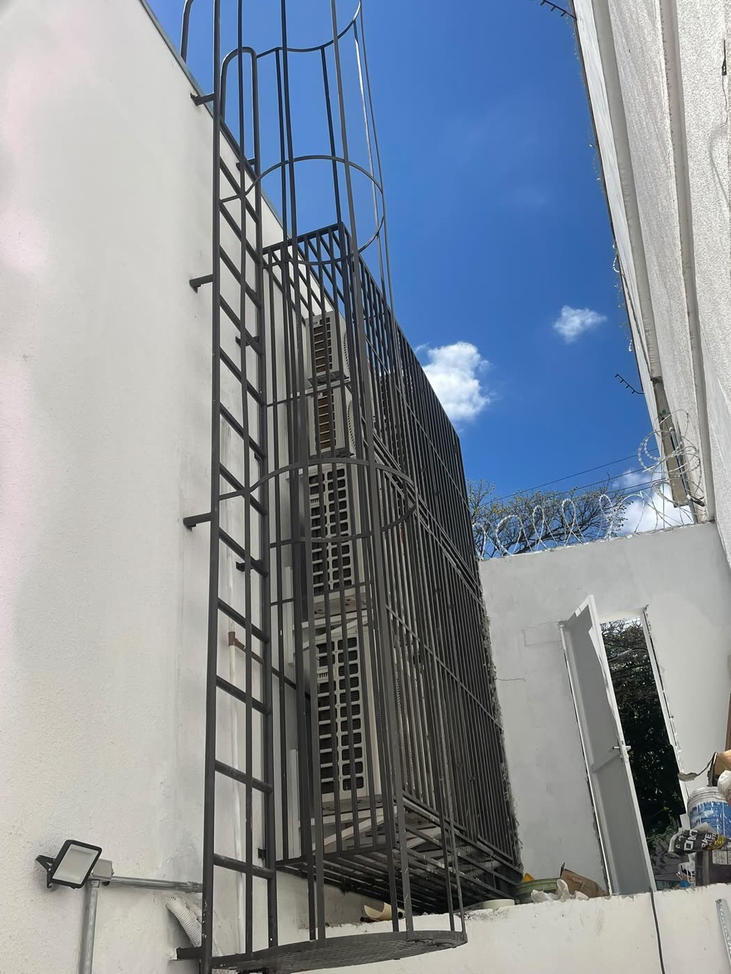 Escada marinheiro externa com gaiola de proteção