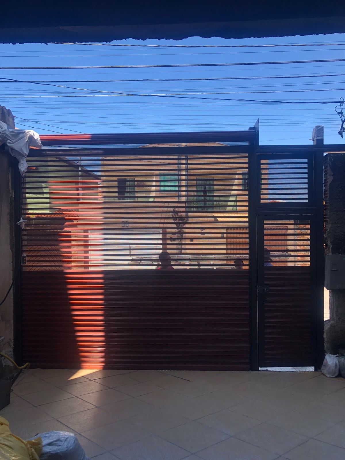Portão automático de lâminas com portão social