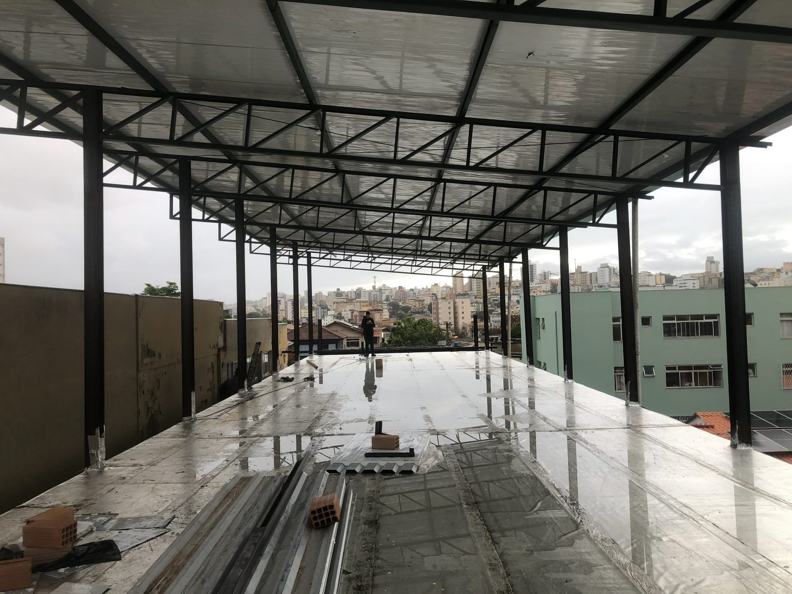 Estrutura com cobertura termoacústica para kitnets