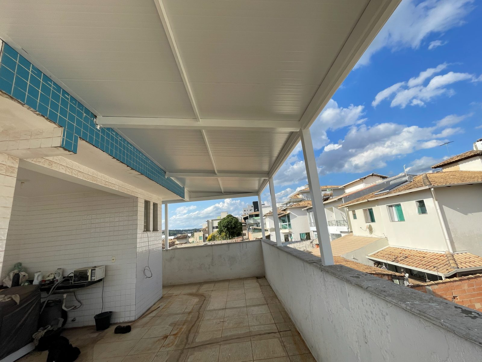 Telhado termoacústico branco de 48 m² sobre um terraço, visto por baixo