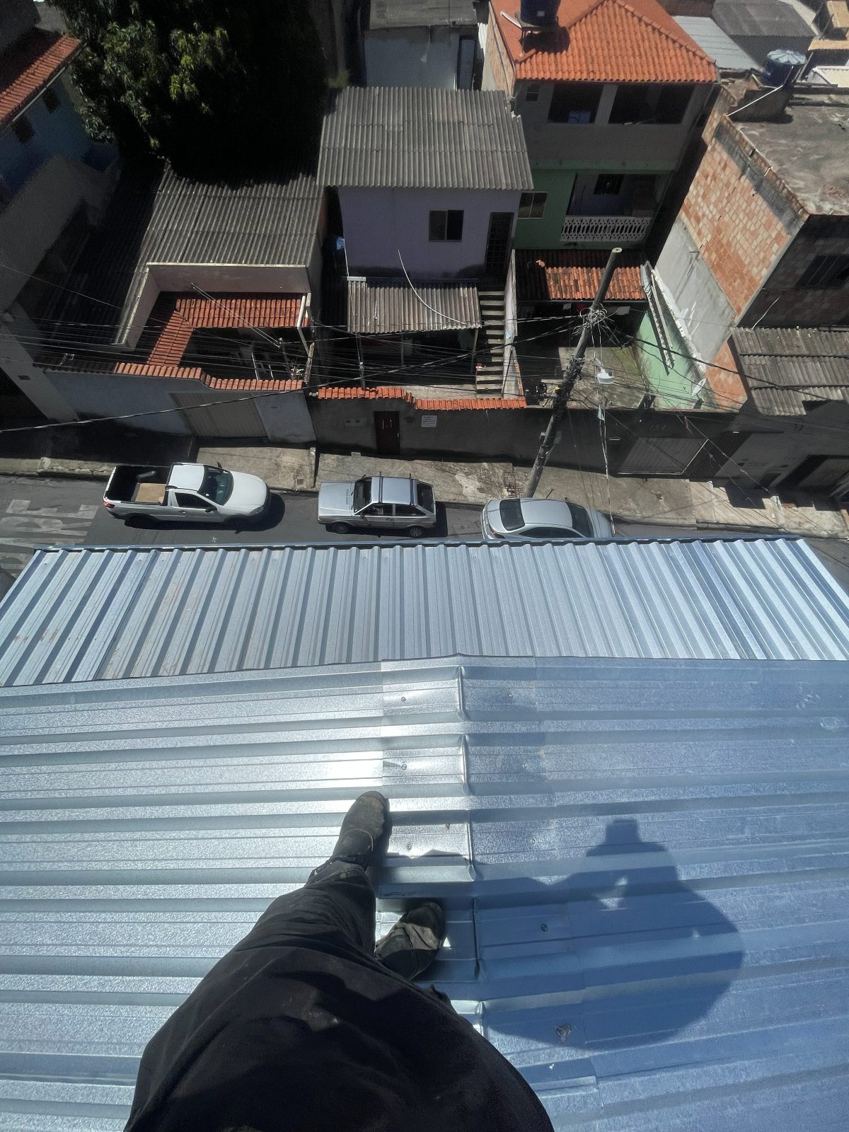 Telhado de zinco novo sobre uma casa, visto de cima